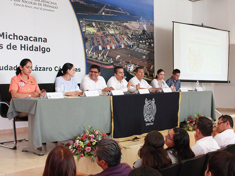 Sostienen encuentro con estudiantes de Lázaro Cárdenas Magistrados del Tribunal de Justicia Administrativa del Estado de Michoacán